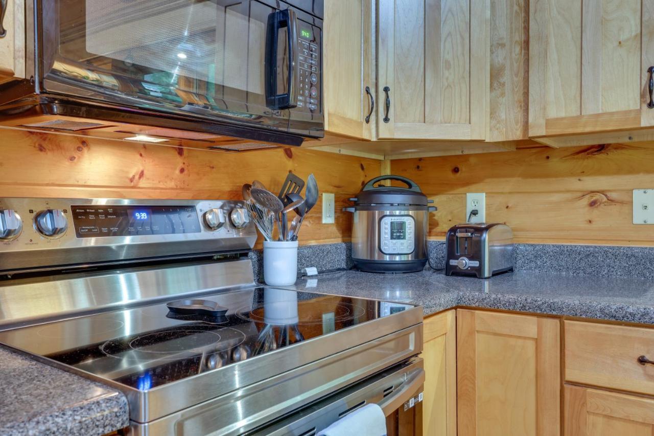 Riverfront Ellijay Cabin With Deck And Pool Access! Екстериор снимка