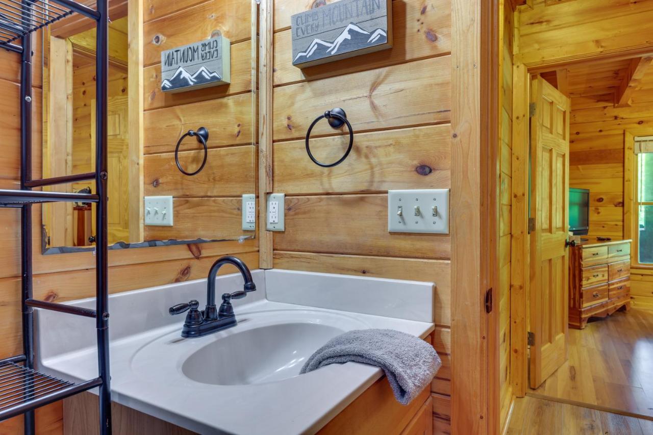 Riverfront Ellijay Cabin With Deck And Pool Access! Екстериор снимка