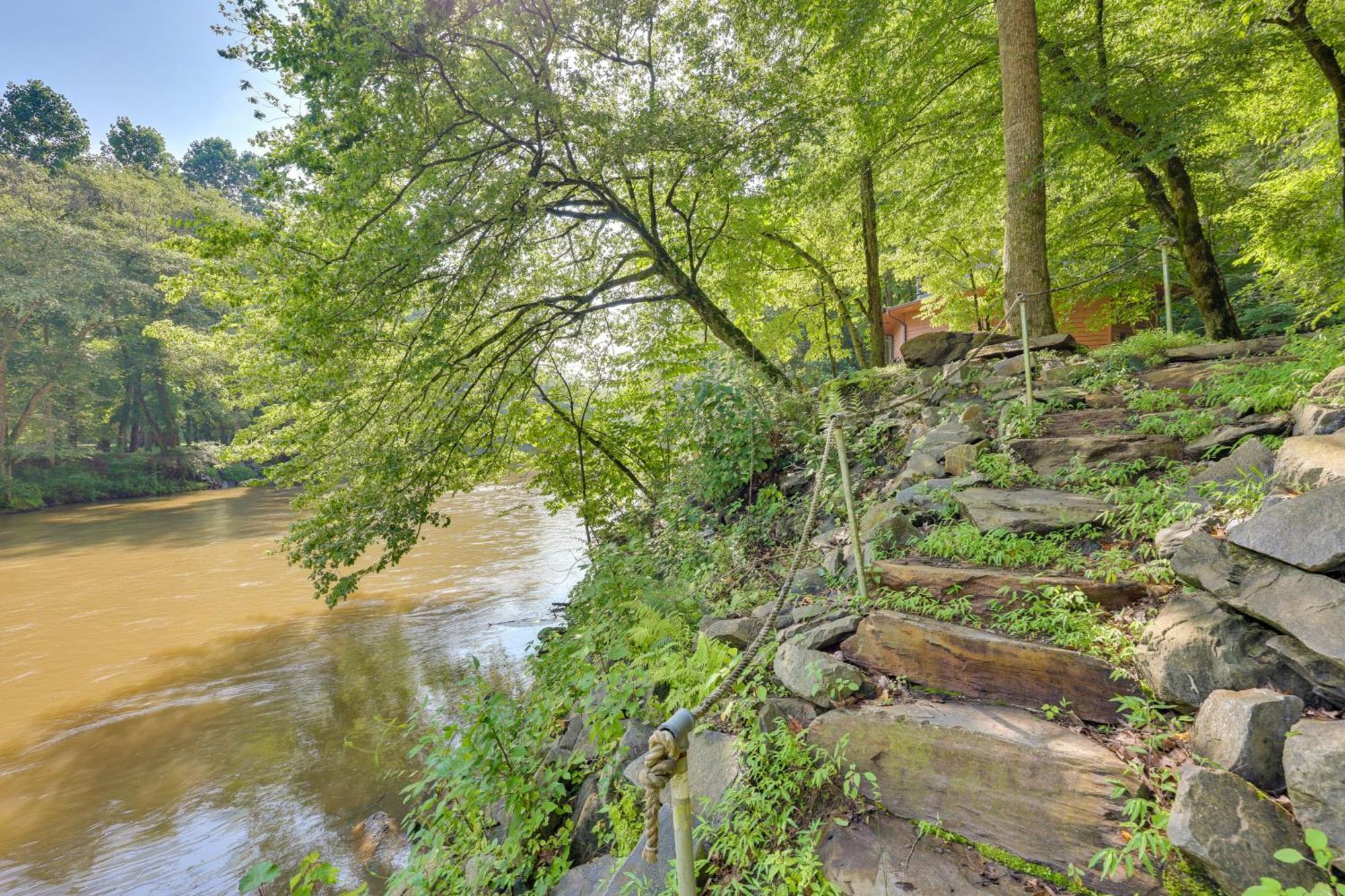 Riverfront Ellijay Cabin With Deck And Pool Access! Екстериор снимка